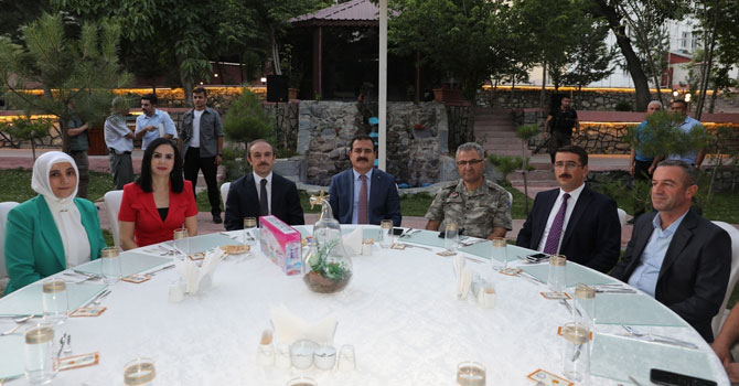 Bayburt'a vali olarak atanan Epcim için veda yemeği verildi