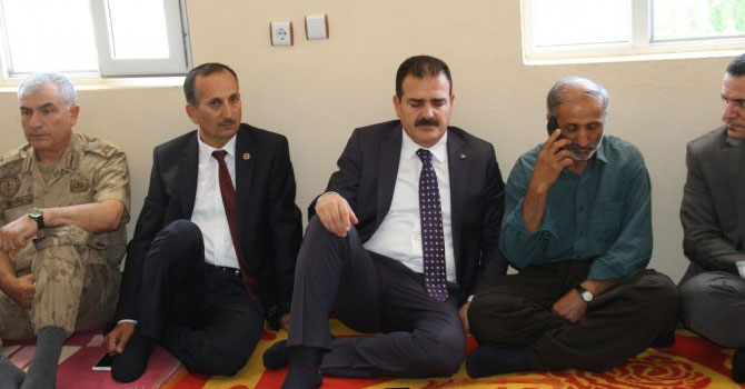 Vali Akbıyık Çelik ailesinin taziyesine katıldı