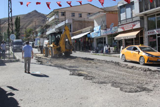 Başkale Belediyesi bozuk yolları asfaltlıyor!