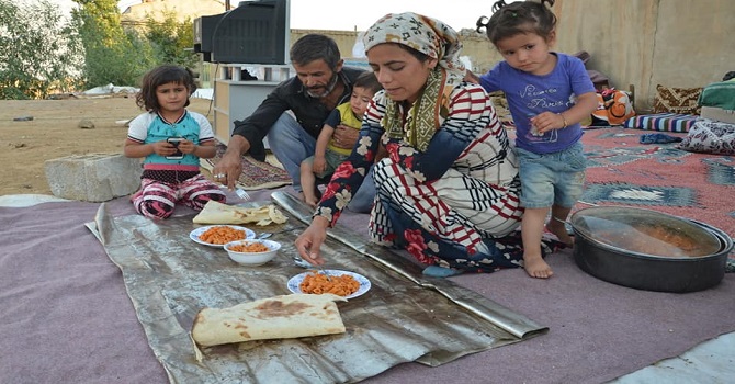 Yüksekova'da bir aile dramı daha... Dışarda yatıyorlar!