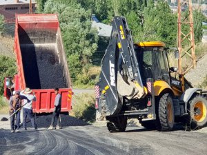 Hakkari Belediyesi Merzan Mahallesinin yollarını onarıyor