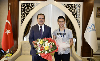 Kocaeli'nden gelen öğrenciler Vali Akbıyık'ı ziyaret etti