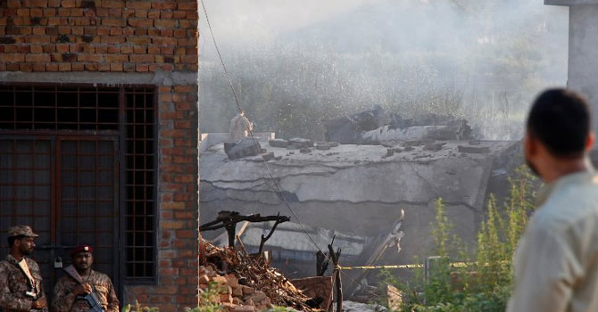 Askeri uçak evlerin üzerine düştü: 17 ölü