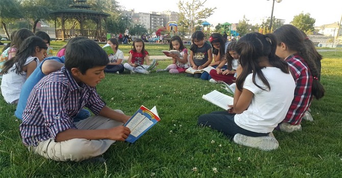 Yüksekova’da miniklerden kitap okuma etkinliği