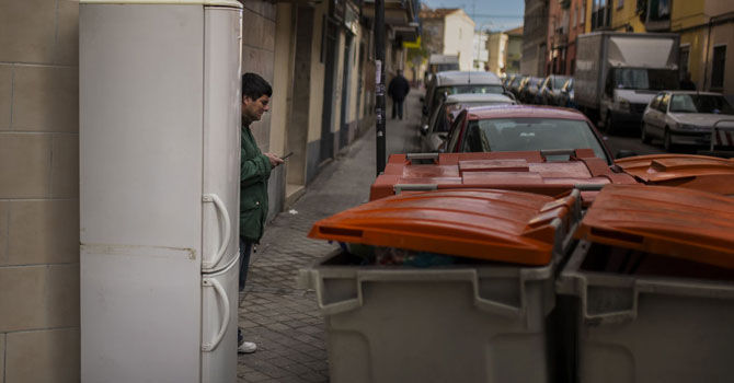 Buzdolabını doğanın ortasına atan adama hem para hem de geri taşıma cezası verildi