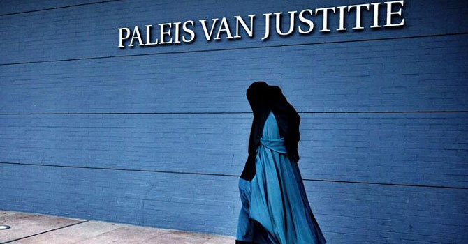 Hollanda'da burka yasağı yürürlükte