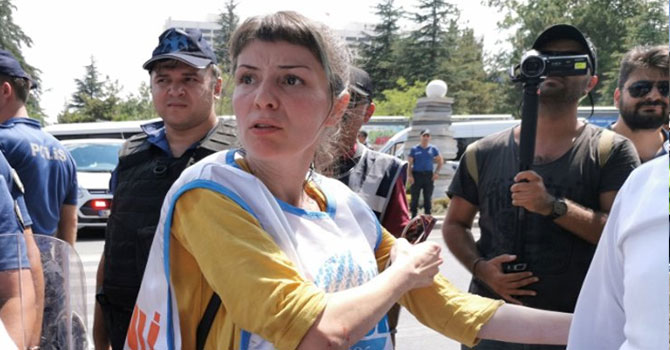 KESK'lilere bakanlık önünde biber gazı