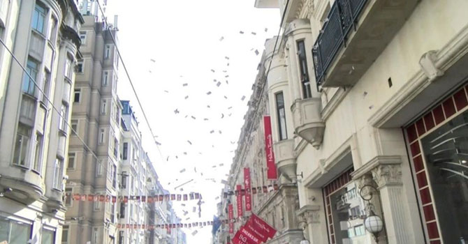 İstiklal Caddesi'nde gökten para yağdı