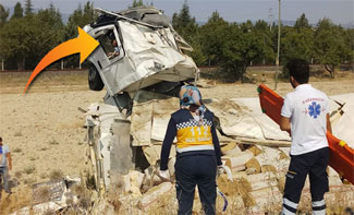 TIR şarampole devrildi, sürücü mahsur kaldı