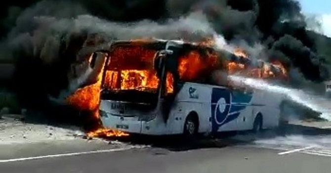 Yolcu otobüsü yandı: 2'si çocuk 5 ölü, 7 kişi yaralı