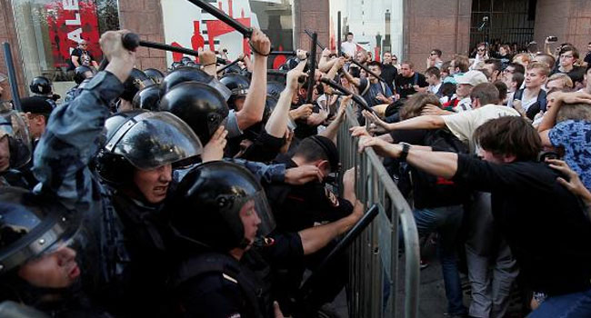 Rus muhalifler sokaklarda: Yüzlerce kişi gözaltında