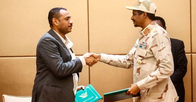 Sudan'da geçiş dönemi için ilk imzalar atıldı