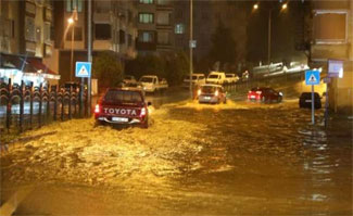 Rize'de sağanakta kaybolan bir kişi aranıyor