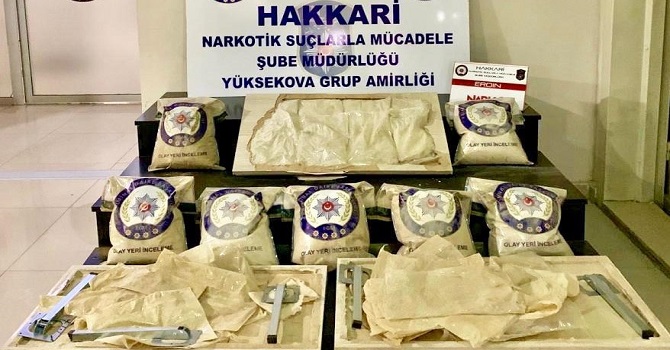 Yüksekova'da Masanın ayaklarına yerleştirilmiş 30 kilo eroin ele geçirildi