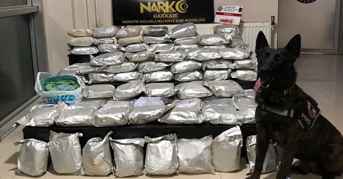 Yüksekova'da Atıp kaçtığı torbadan 108 kilo 'eroin' çıktı