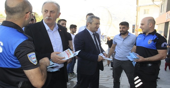 Hakkari polisi dolandırıcılığa karşı broşür dağıttı