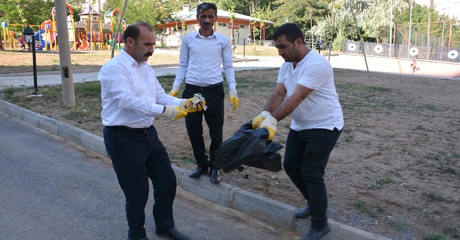Eş Başkanlar temizlik çalışmasına katıldı