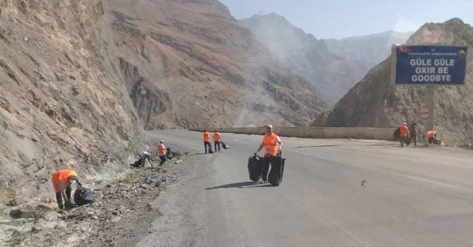 Hakkari-Van karayolu çöplerden arındırıldı