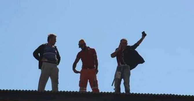 Maaşları eksik yatırılınca intihara kalkıştılar