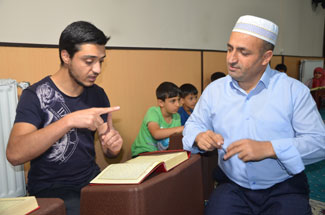 Hakkarili imam işaret dili İle Kuran eğitimi veriyor!