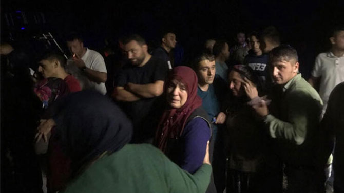 Otomobil baraja uçtu: 4 ölü