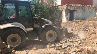 Başkale'de Metruk yapılar yıkılıyor