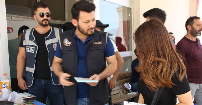 Hakkari Polisi üniversiteler için stant açtı