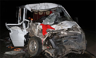 Düğünden dönenlerin bulunduğu minibüs, kamyona çarptı: 8 yaralı