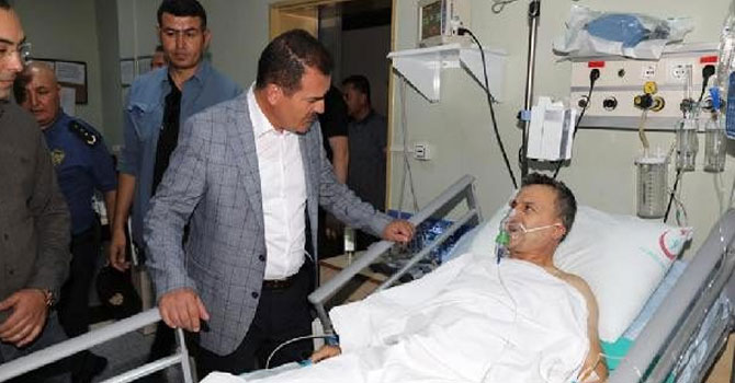 Vali akbıyık, bıçaklı saldırıda yaralanan polis müdürünü ziyaret etti