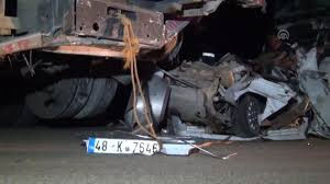 Kamyonla çekilen otomobile TIR çarptı: 3 ölü, 2 yaralı