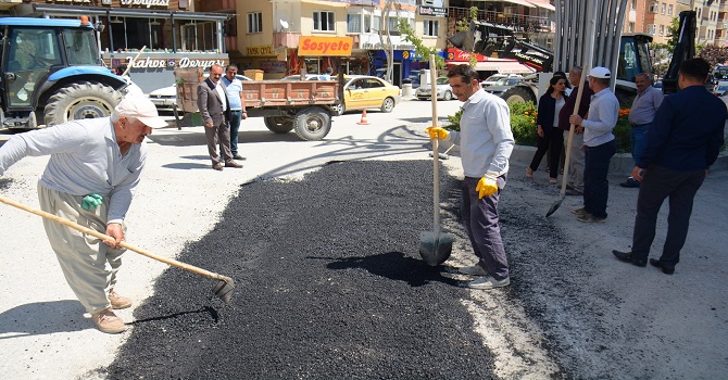 Hakkari Belediyesi yolları onarmaya devam ediyor