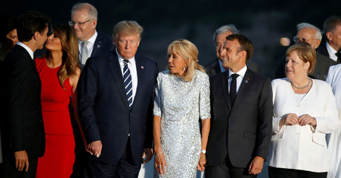 G7 aile fotosu çekiminde öpücük yağmuru