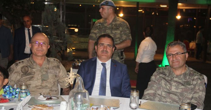 Yüksekova Tümen Komutanı Tokel'e veda yemeği