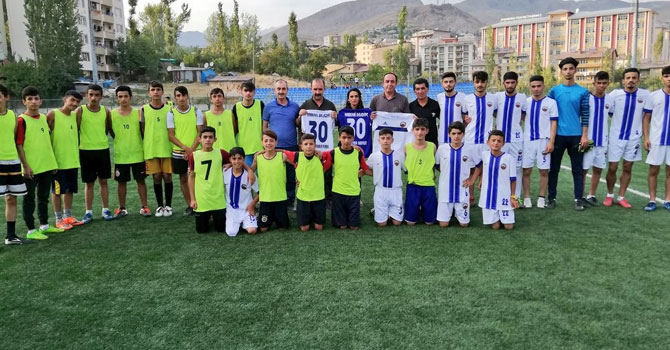 Hakkari Belediyespor Kulübüne malzeme desteği