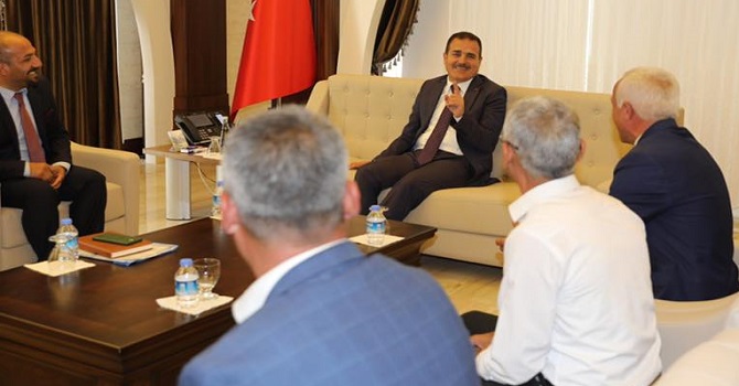 Hakkari valisi muhtarlarla bir araya geldi