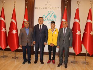 Vali Akbıyık yıldız güreşçiyi makamında kabul etti