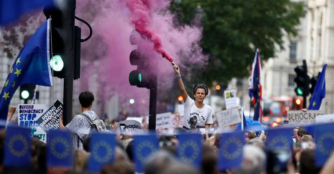 Brexit: İngiltere'de Johnson'a öfke büyüyor