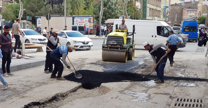 Hakkari Belediyesi doğal gaz çalışmasının yapıldığı yolları onardı