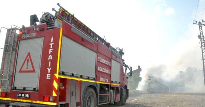 Yüksekova'da dumanlar içinde kalan mikser korkuttu