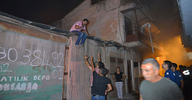 Eşi ve çocuğu içerideydi, binayı ateşe verdi