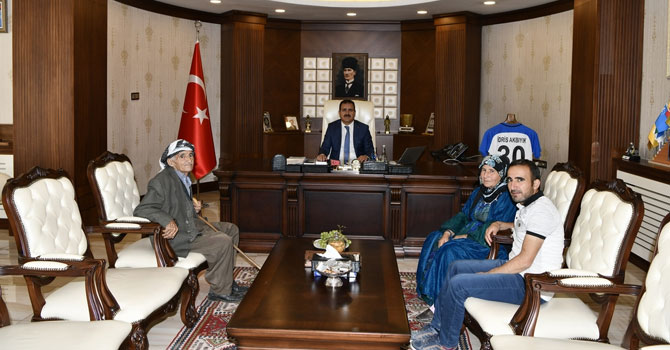78 yaşındaki Erik'ten Vali Akbıyık'a ziyaret!