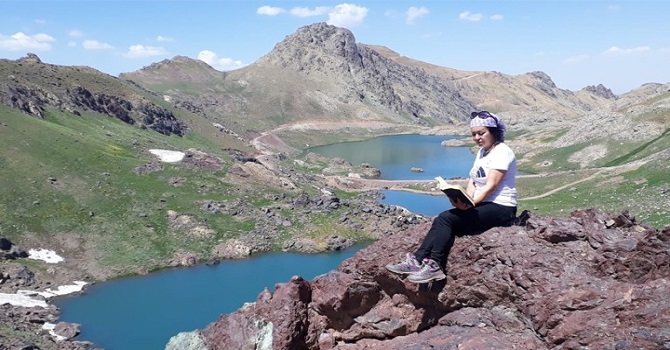 Farkındalık için Sat Gölleri'nde kitap okudu