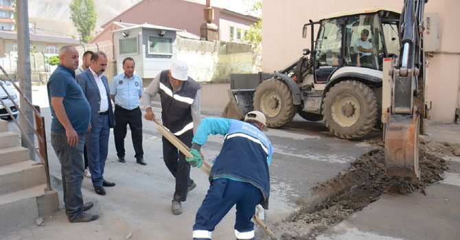 Hakkari'de yol onarım çalışmaları sürüyor!