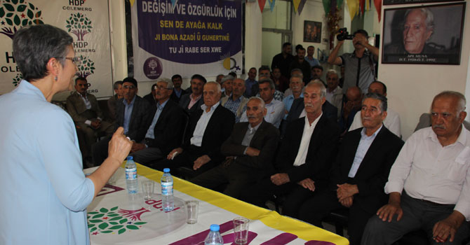 Leyla Güven Hakkari’de kanaat önderleri ile buluştu