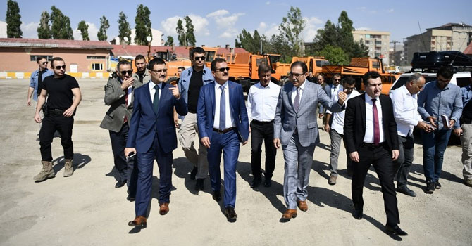 Vali Akbıyık'ın Yüksekova temasları