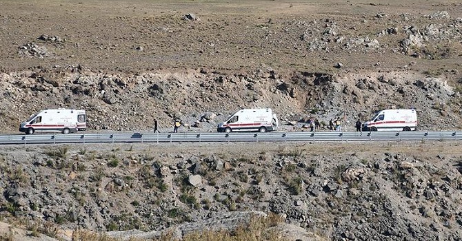 Kaçak göçmenleri taşıyan minibüs devrildi: 2 ölü, 30 yaralı