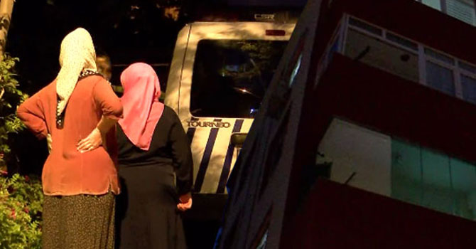 Kadın balkondan düştü, eşi peşinden atladı
