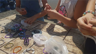 Hakkarili minik eller dar gelirli öğrenciler için stant kurdu