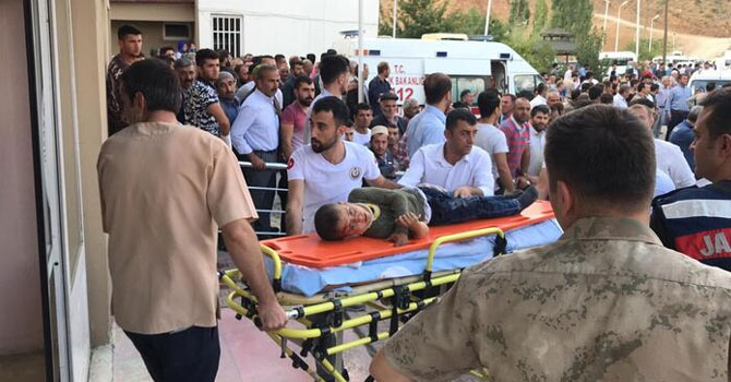 Bitlis'te feci kaza: Minibüs şarampole devrildi...