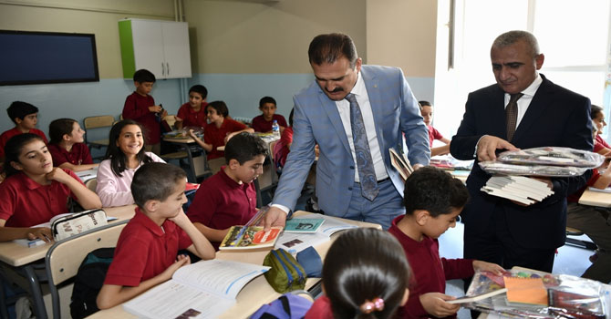 Vali Akbıyık'tan öğrencilere kitap ve kırtasiye malzemesi desteği